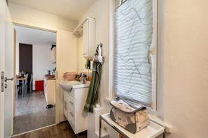 Fridge, oven, stovetop, coffee/tea maker