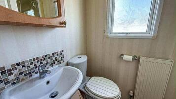 Kombinasi shower/bathtub, bathtub besar, dan handuk