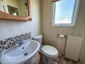 Combined shower/tub, deep soaking tub, towels
