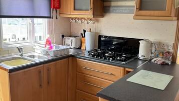 Lemari es, microwave, oven, dan kompor