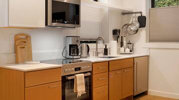 Réfrigérateur, micro-ondes, four, plaque de cuisson