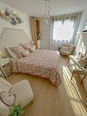 2 bedrooms, desk, iron/ironing board, WiFi
