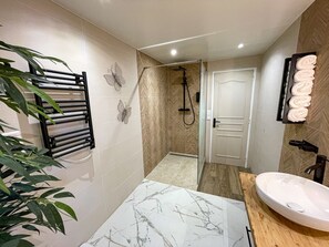 Dusche, Haartrockner, Handtücher, Seife