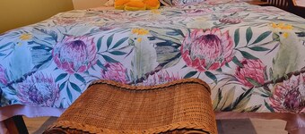 Cabin near amenities & public transport in Wellington, wifi & creature comfort.