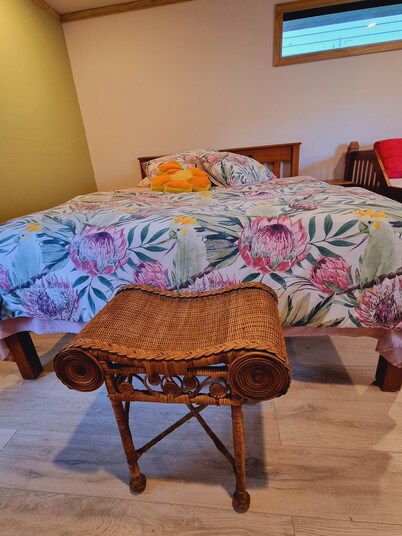 Cabin near amenities & public transport in Wellington, wifi & creature comfort.