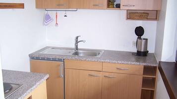 Fridge, stovetop, coffee/tea maker, electric kettle