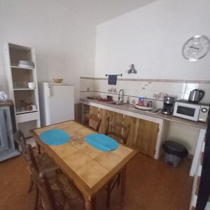 Private kitchen - Le lierre Seasonal rental, 10mn from la de ste croix, close to all shops (Aiguines)