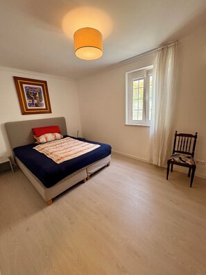 2 bedrooms, in-room safe, iron/ironing board, free WiFi