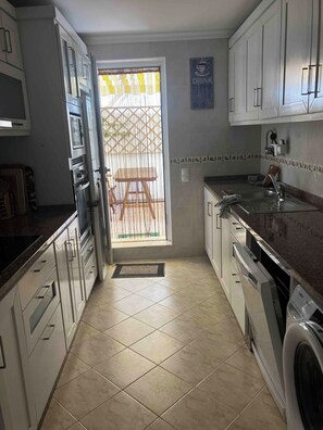 Kühlschrank, Mikrowelle, Ofen, Geschirrspüler