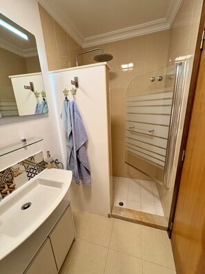 Dusche, Haartrockner, Bidet, Handtücher