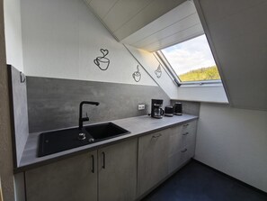 Kjøleskap, mikrobølgeovn, ovn og kokeplater