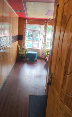 Free WiFi, bed sheets - Hotel Sun Shine (Anantnag)
