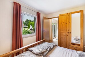 2 bedrooms, bed sheets