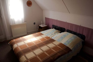 4 bedrooms, bed sheets