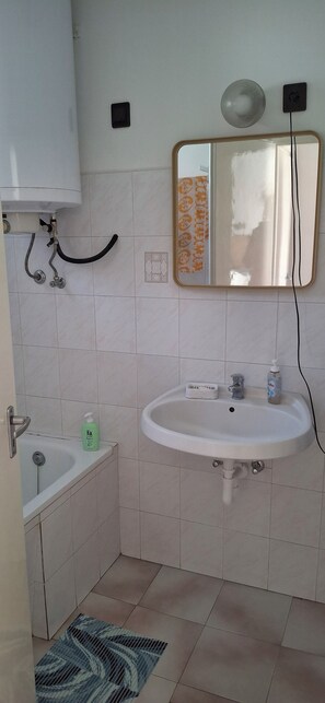 Secador de pelo, toallas, jabón, papel higiénico