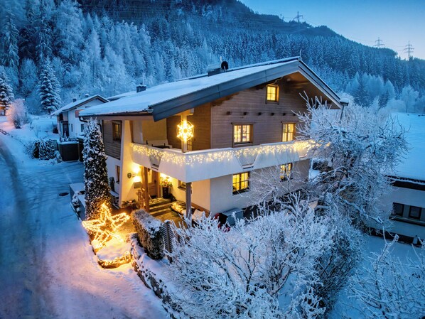 Front of property - Landhaus Exenberger - Apartment Smaragd (Bramberg am Wildkogel)