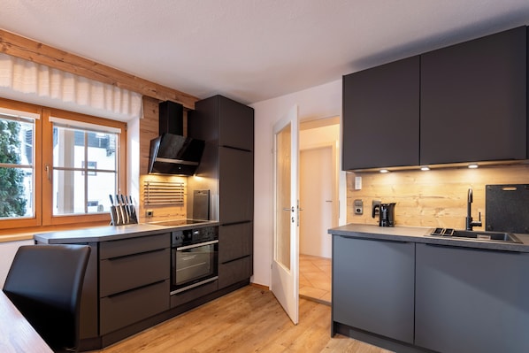 Comfort Apartment, 3 Bedrooms, Mountain View | Private kitchen | Coffee/tea maker, electric kettle, toaster
