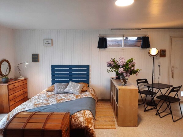 Desk, iron/ironing board, travel cot, WiFi
