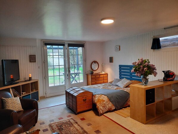 1 Schlafzimmer, Schreibtisch, Bügeleisen/Bügelbrett, Reisekinderbett