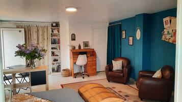 1 habitación, escritorio, tabla de planchar con plancha y cuna de viaje