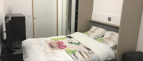 1 habitación, tabla de planchar con plancha y wifi