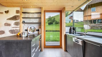 Een koelkast, een oven, een kookplaat, een vaatwasser