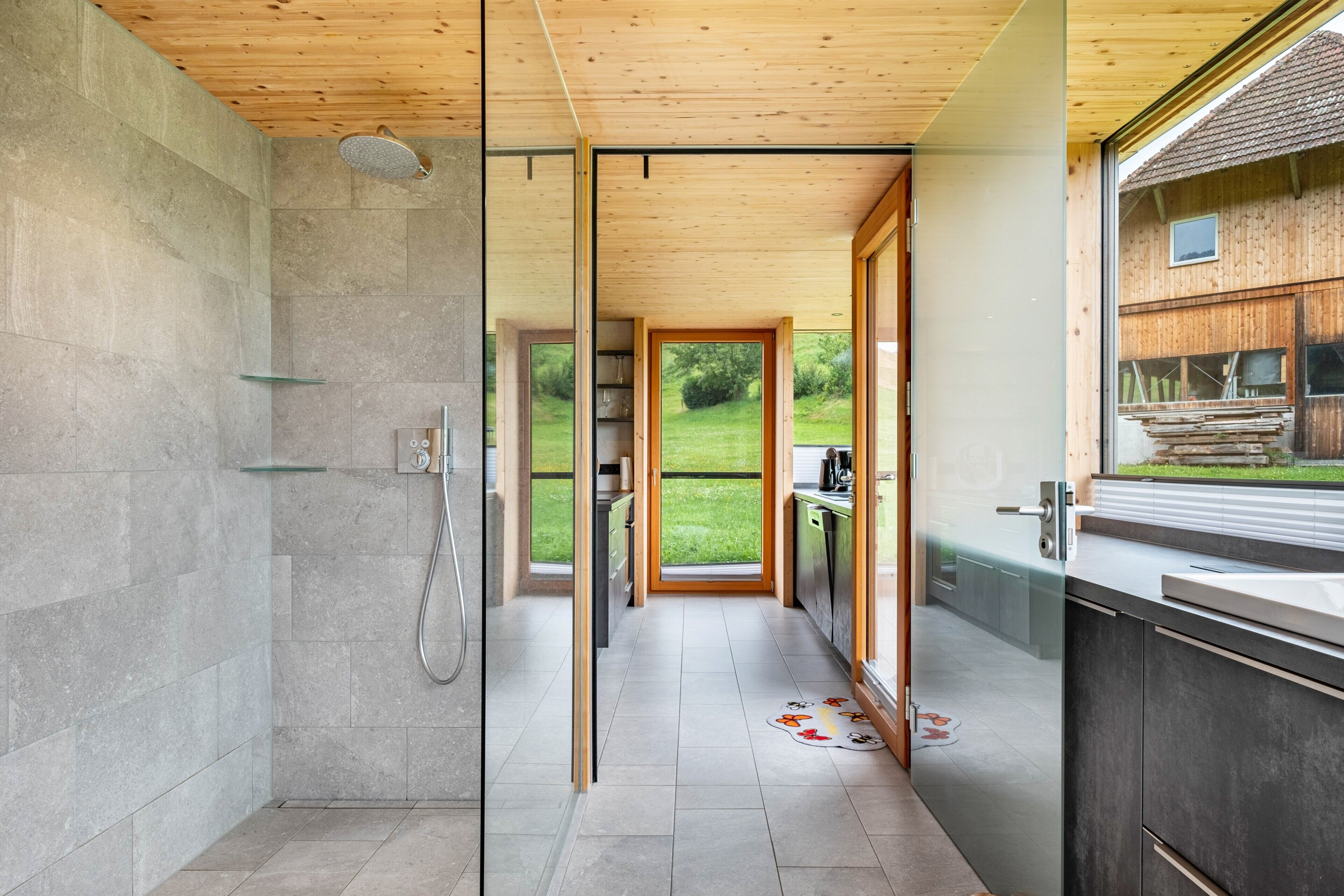 Dusche, kostenlose Toilettenartikel, Haartrockner, Handtücher