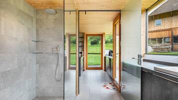 Dusche, kostenlose Toilettenartikel, Haartrockner, Handtücher