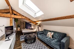 Szoba, kilátással a kertre | Nappalirész | Síkképernyős tévé