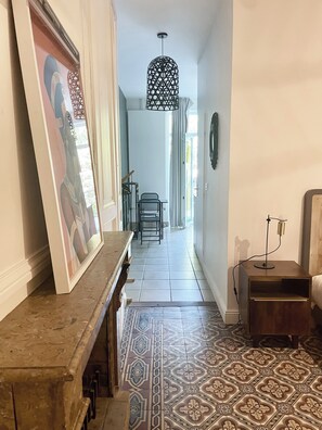 Stúdió lakosztály, kilátással a kertre | Nappalirész | Síkképernyős tévé