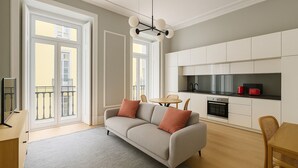Un appartamento moderno con soggiorno, zona pranzo e cucina.