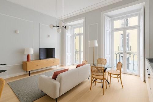 2bed flat with Balcony in Central Lisbon