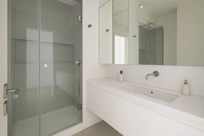 Apartamento | Banheiro | Produtos de toalete grátis, secador de cabelo, toalhas de banho 