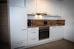 Fridge, oven, stovetop, dishwasher