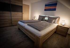 2 bedrooms, iron/ironing board, WiFi, bed sheets