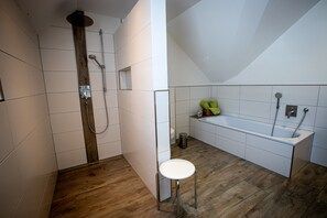 Ducha, secador de pelo y toallas