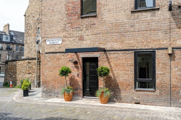 Front of property - Broughton Market Aparthotel (Edinburgh)