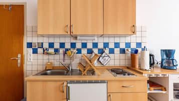 Fridge, oven, stovetop, coffee/tea maker