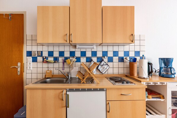 Fridge, oven, stovetop, coffee/tea maker