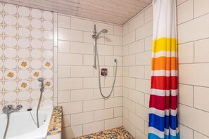 Douche, sèche-cheveux, serviettes fournies