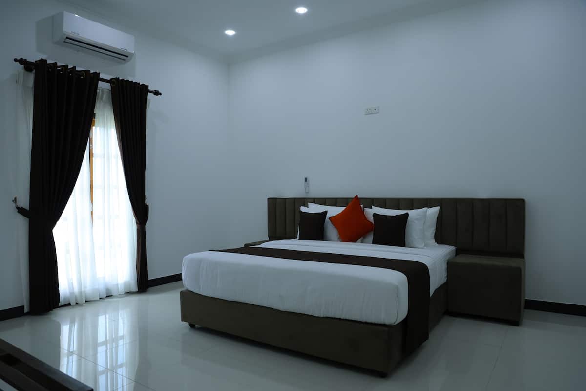 Enkeltrom – deluxe, 1 kingsize-seng, adgang til basseng, utsikt mot innsjø | Skrivebord, skrivebord for bærbar PC og blendingsgardiner