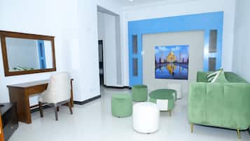 Deluxe Apartment, 2 Bedrooms, Pool Access, Garden View | Meja, ruang kerja komputer riba, langsir/tirai gelap terus