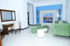 Deluxe-lejlighed - 2 soveværelser - adgang til pool - udsigt til have | Skrivebord, arbejdsområde til bærbare computere, mørklægningsgardiner