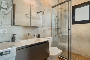 Shower, hair dryer, towels