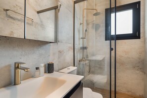 Ducha, secador de pelo y toallas