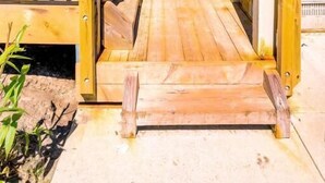 Ein Holzhaus mit Veranda und Tür.