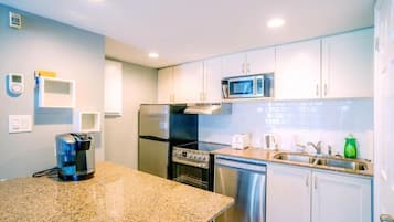 Standard Apartment, 1 Queen Bed with Sofa bed, Balcony, Mountain View | Private kitchen