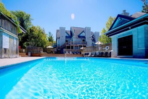 Seasonal outdoor pool - Updated Blue Mountain studio North Creek (Blue Mountain)
