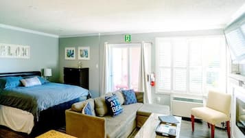 Standard Apartment, 1 Queen Bed with Sofa bed, Balcony, Mountain View | Living area