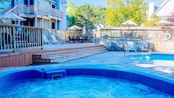 Una piscina al aire libre de temporada